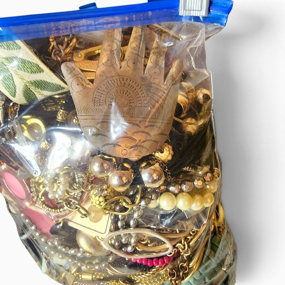 10 LB Unsorted Estate Costume Jewelry Lot Wearable Craft Repair Vintage to Now - Picture 9 of 10